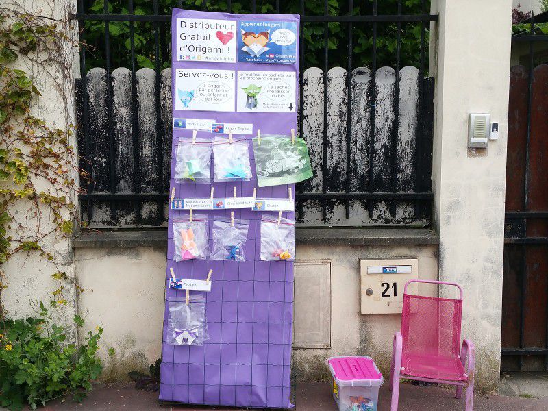 Free origami vending machine in Saint-Maur des Fossés, near Paris, France.